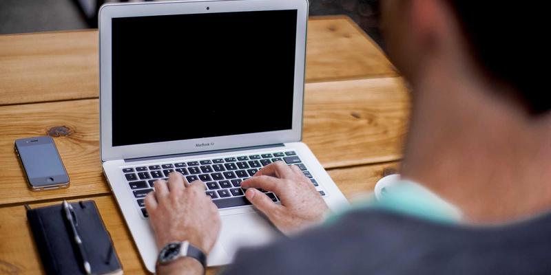 如何为行动不便的老人选择最合适的便携式升降机？一份全面的物料搬运工具选购指南